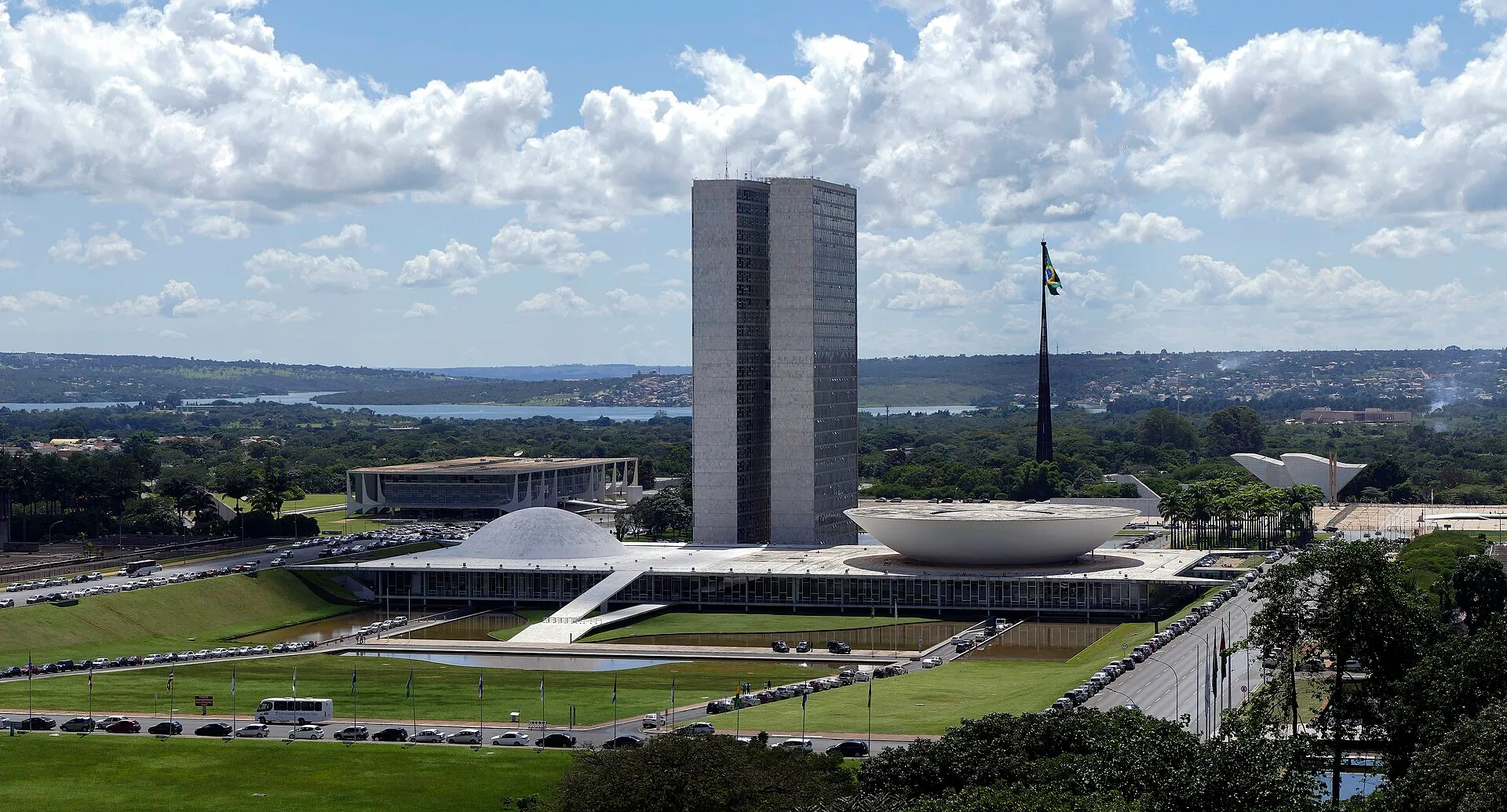 Vista do Congresso Nacional, em Brasília, com as duas torres, as cúpulas e o gramado da Esplanada