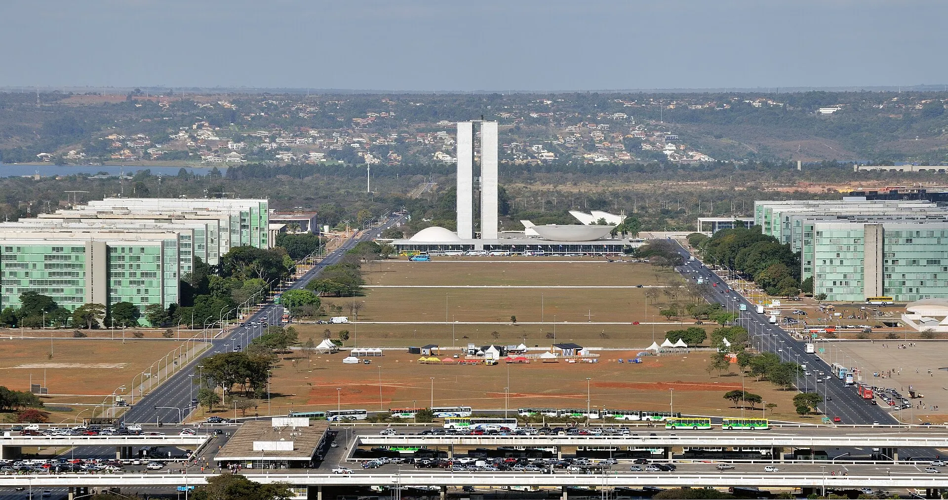 Vista aérea da Esplanada dos Ministérios, em Brasília, com os prédios dos ministérios dos dois lados e o Congresso Nacional ao fundo