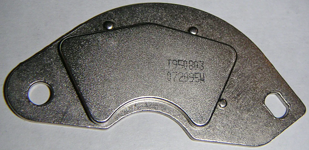 Peça metálica com um ímã de neodímio preso a um suporte, retirada de um disco rígido de computador